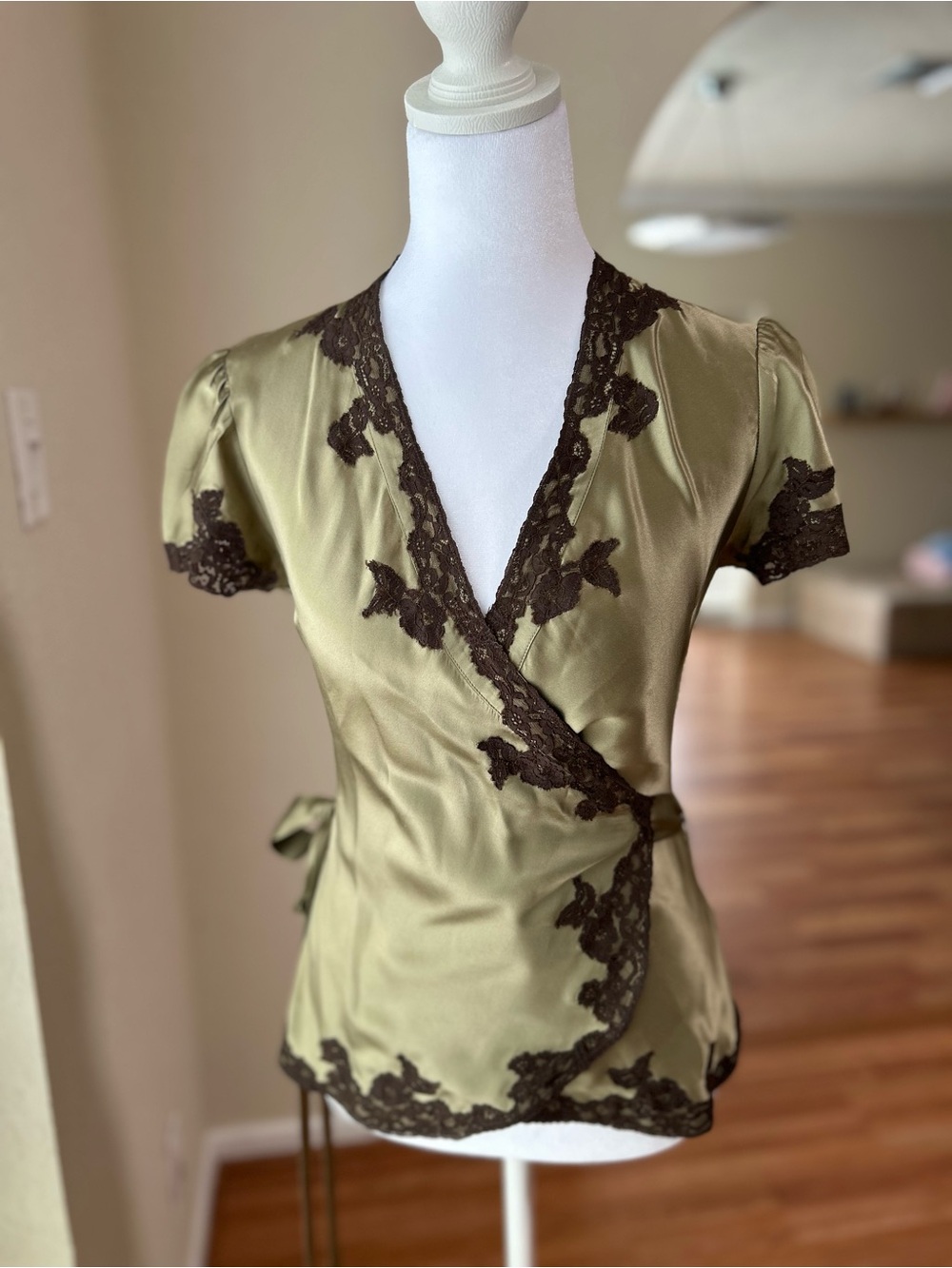 Vintage Leigh Bantivoglio Silk Olive Green Satin Wrap blouse w/ Black Lace Trim - Picture 7 of 8